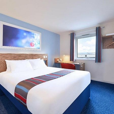 Travelodge London Raynes Park Bagian luar foto
