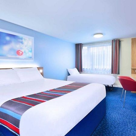 Travelodge London Raynes Park Bagian luar foto