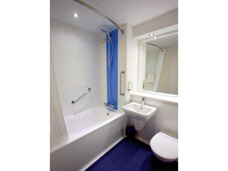 Travelodge London Raynes Park Bagian luar foto