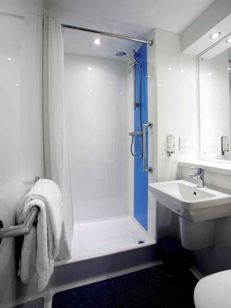 Travelodge London Raynes Park Bagian luar foto