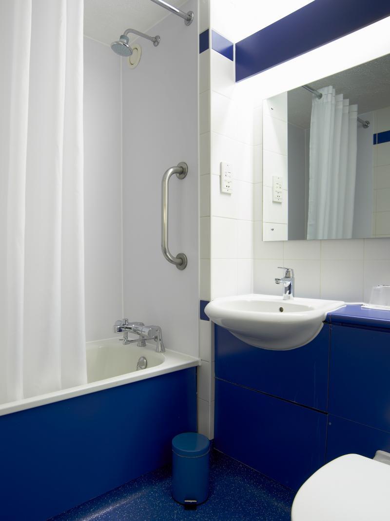 Travelodge London Raynes Park Bagian luar foto