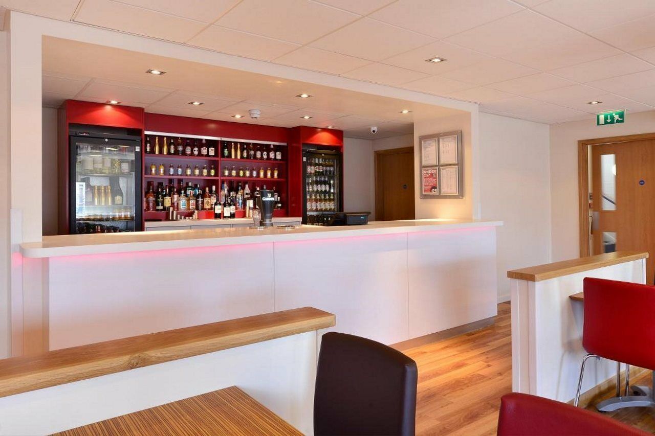 Travelodge London Raynes Park Bagian luar foto